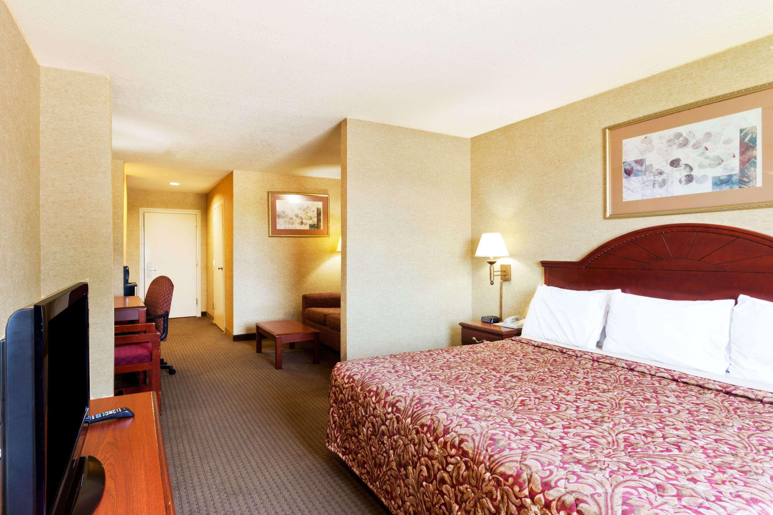 Days Inn & Suites By Wyndham Wynne Eksteriør bilde