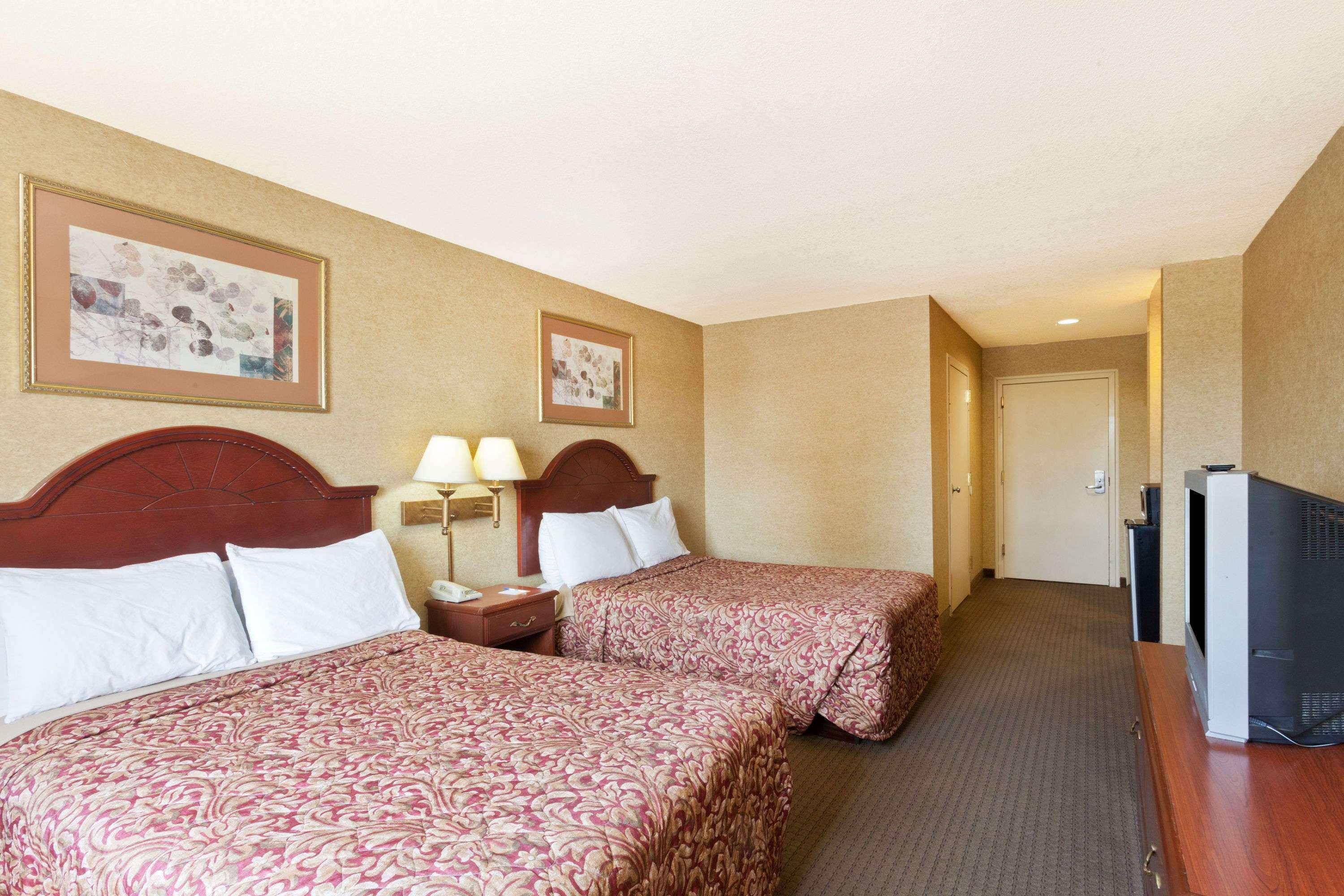 Days Inn & Suites By Wyndham Wynne Eksteriør bilde