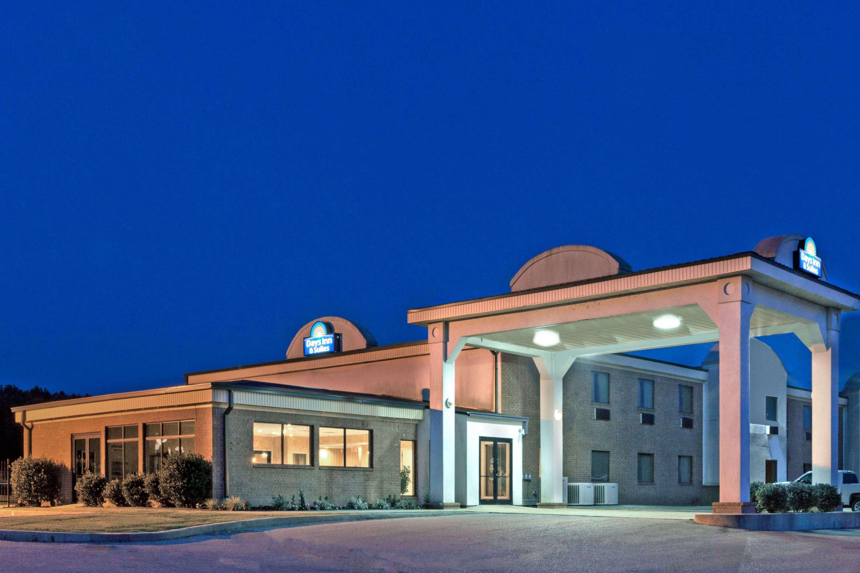 Days Inn & Suites By Wyndham Wynne Eksteriør bilde