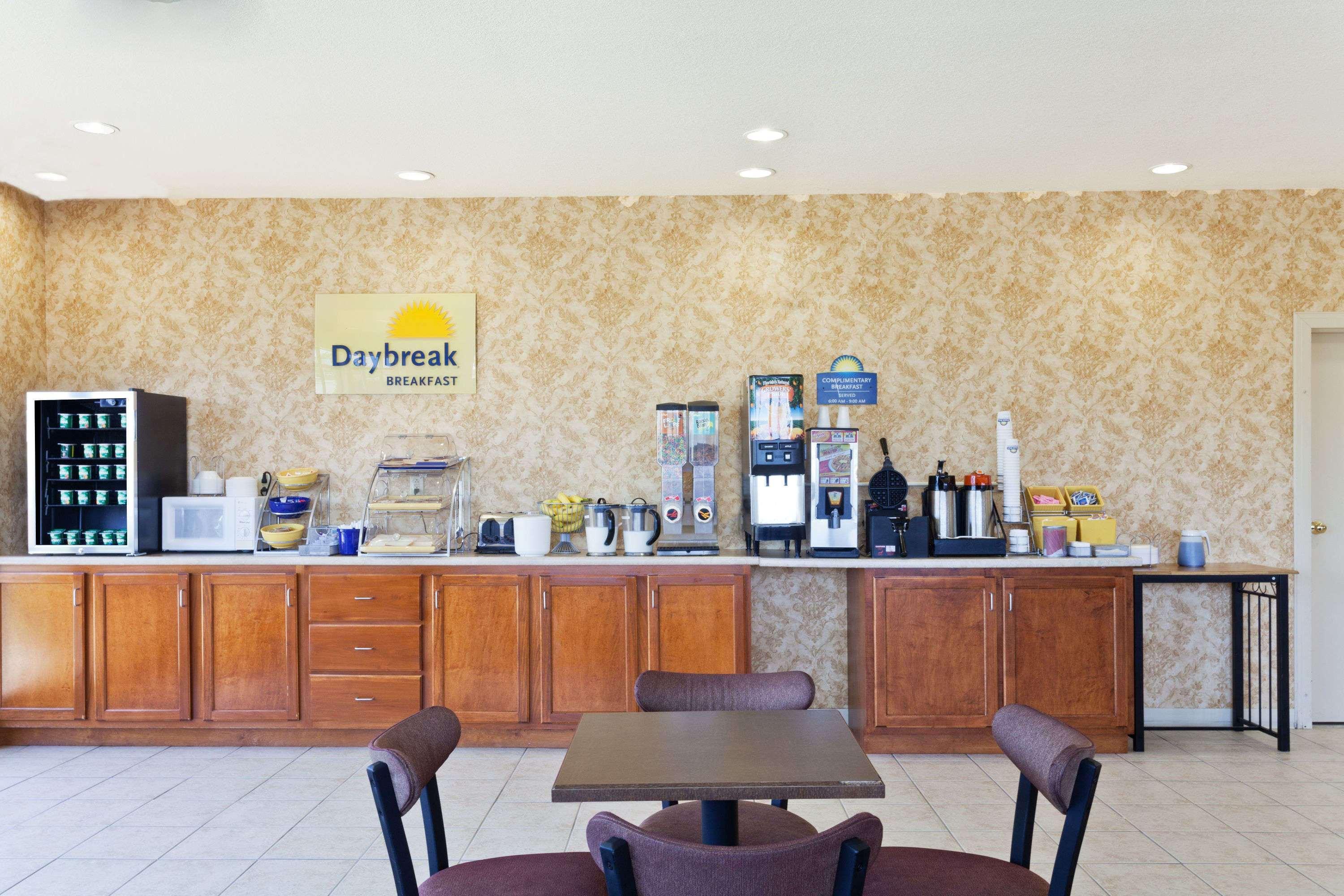 Days Inn & Suites By Wyndham Wynne Eksteriør bilde