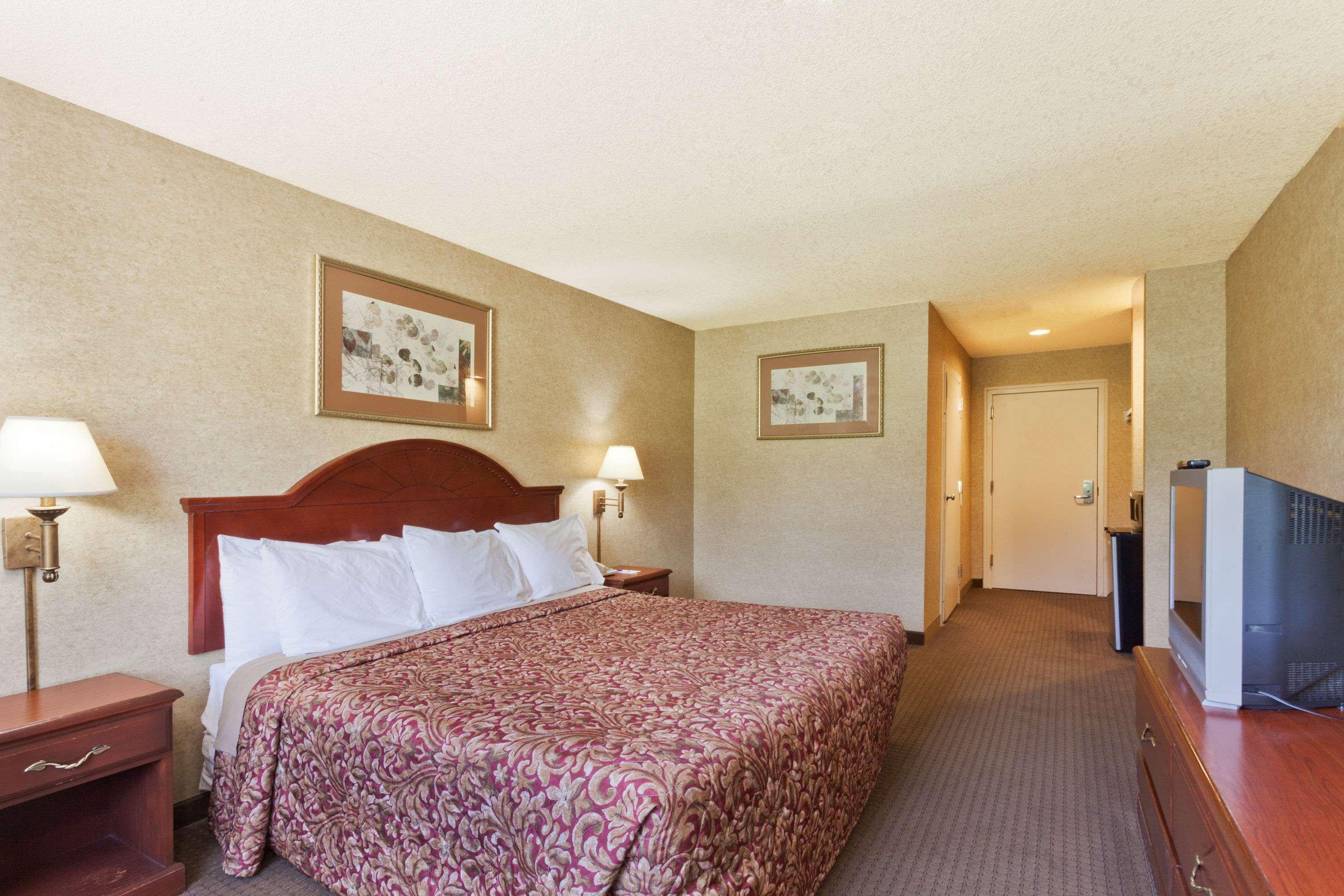 Days Inn & Suites By Wyndham Wynne Eksteriør bilde