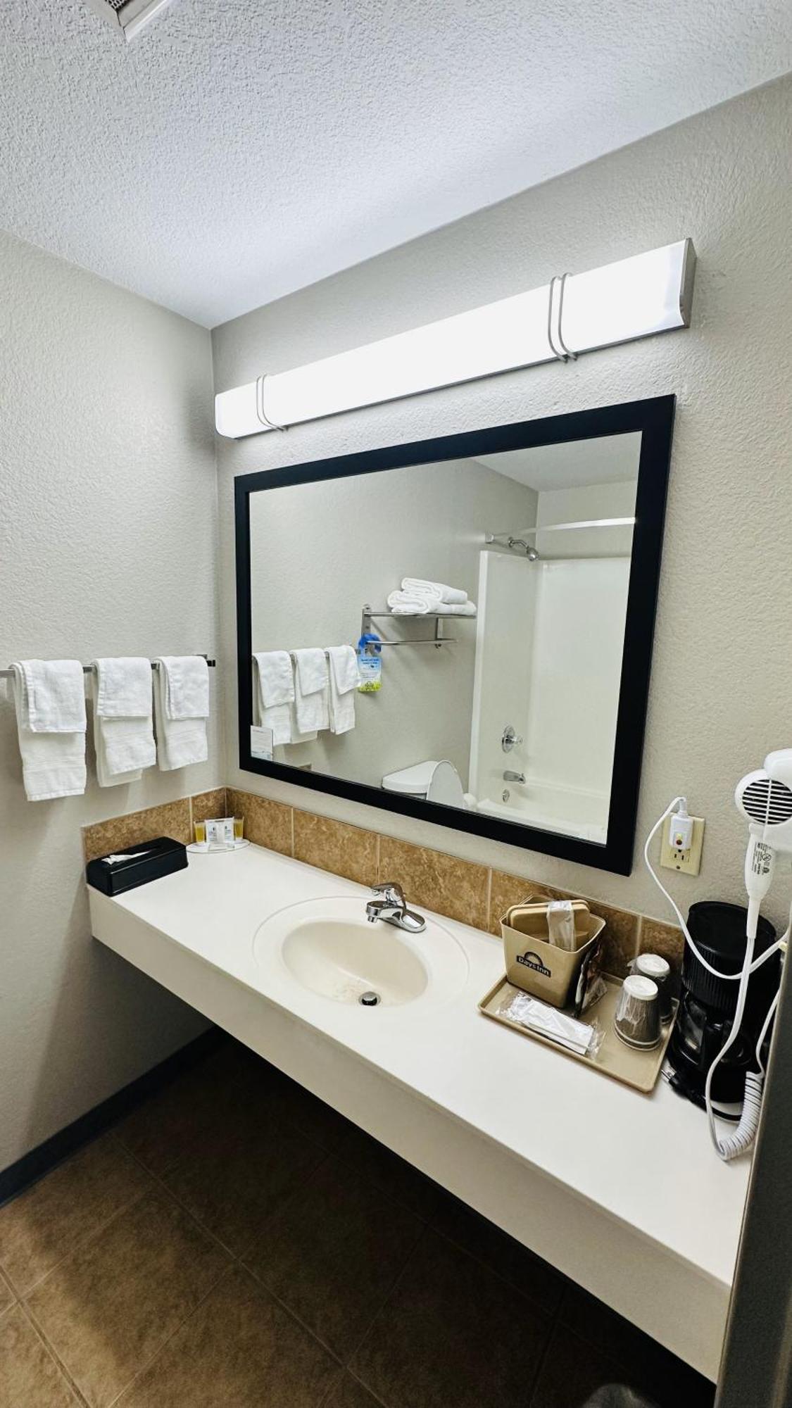 Days Inn & Suites By Wyndham Wynne Eksteriør bilde