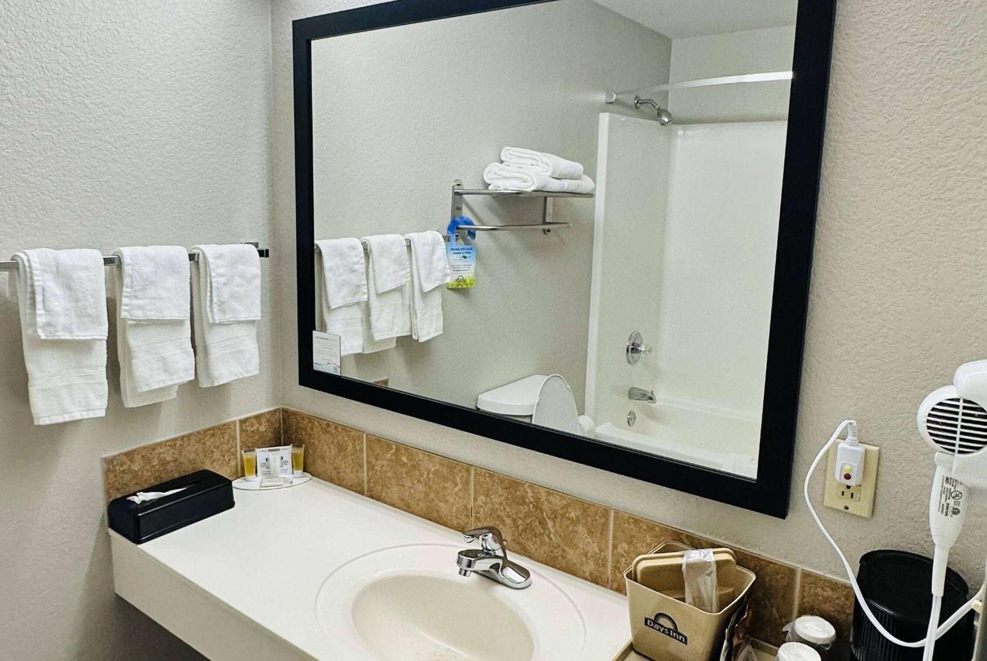 Days Inn & Suites By Wyndham Wynne Eksteriør bilde