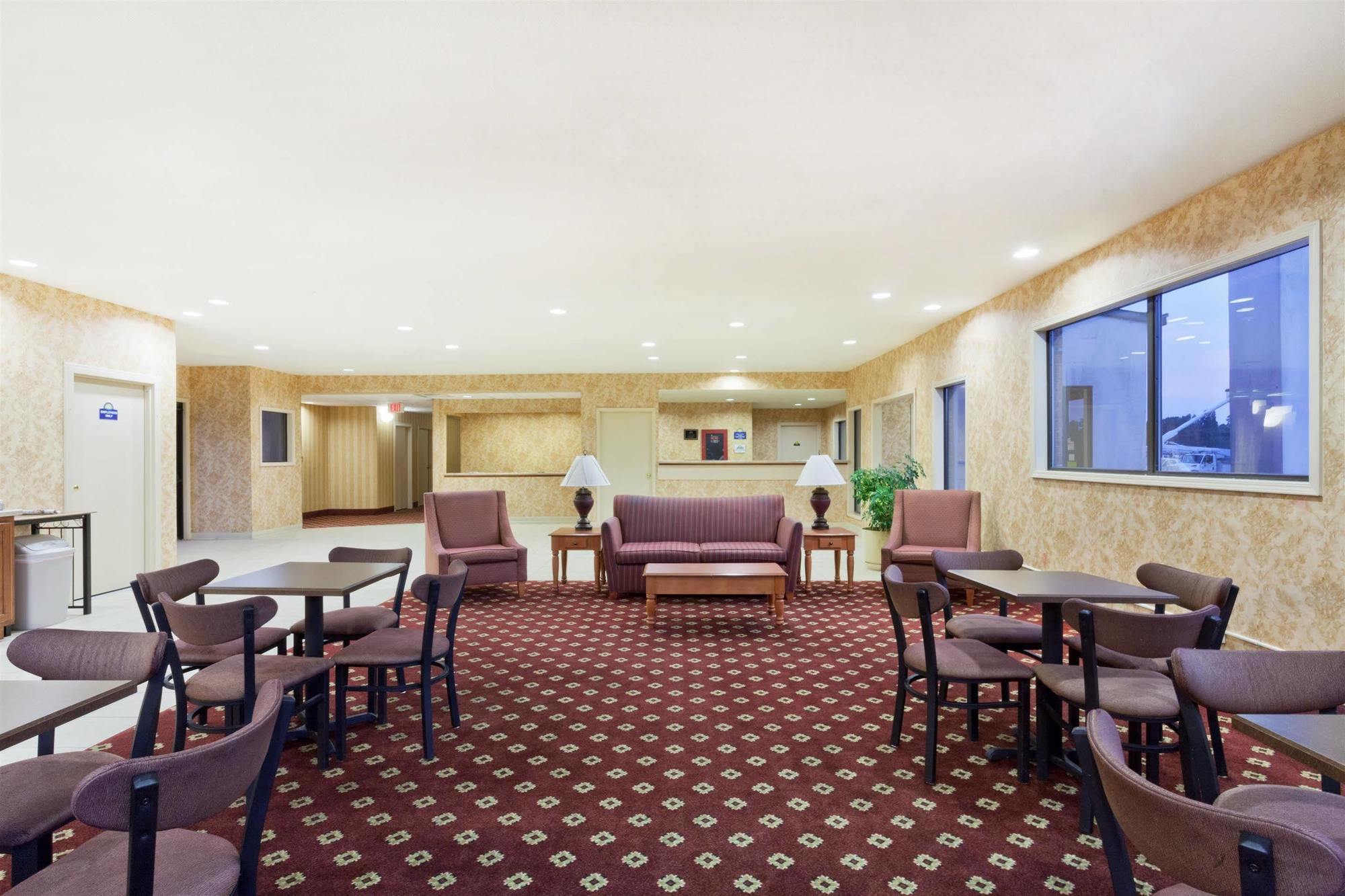 Days Inn & Suites By Wyndham Wynne Eksteriør bilde